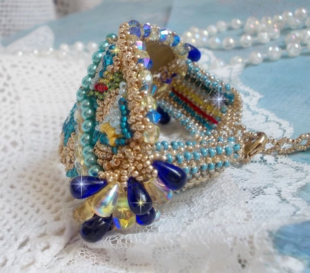 Blauw Gouden Vlinder armband geborduurd met Swarovski kristallen; gladde druppels, facetten, rocailles en een 14 karaat Gold Filled sluiting.