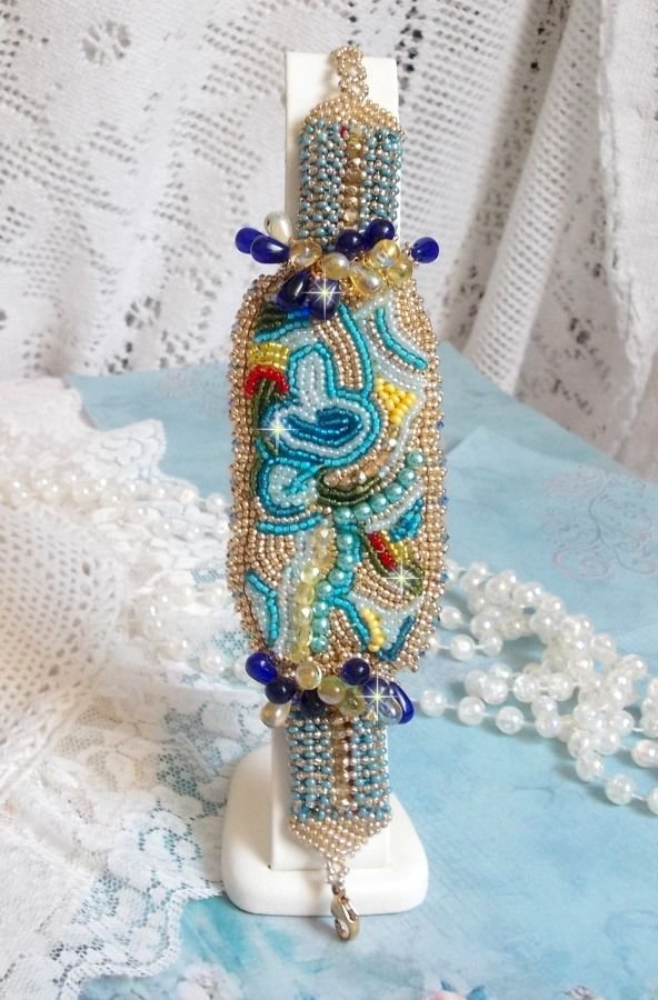Blauw Gouden Vlinder armband geborduurd met Swarovski kristallen; gladde druppels, facetten, rocailles en een 14 karaat Gold Filled sluiting.