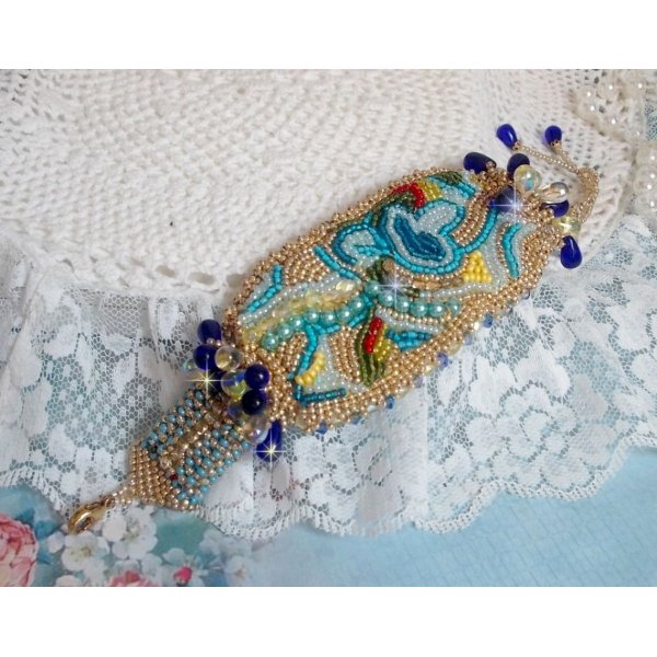 Blauw Gouden Vlinder armband geborduurd met Swarovski kristallen; gladde druppels, facetten, rocailles en een 14 karaat Gold Filled sluiting.