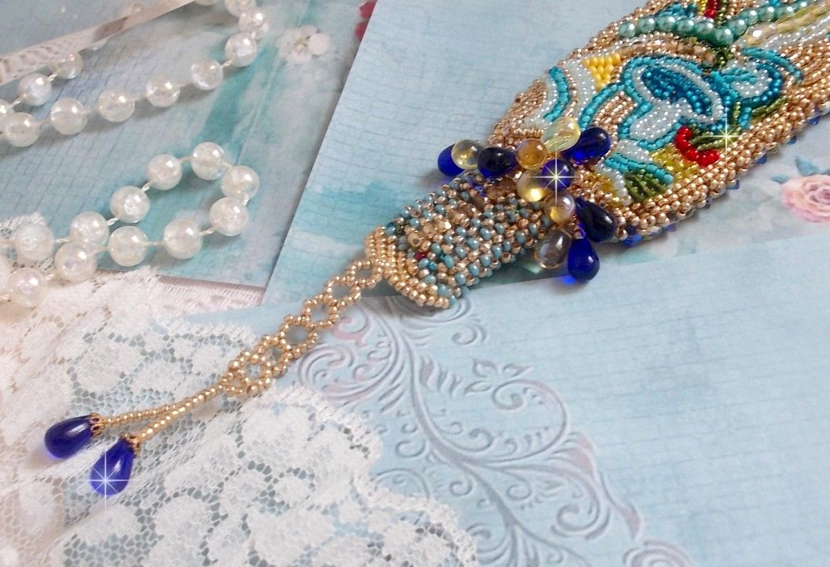 Blauw Gouden Vlinder armband geborduurd met Swarovski kristallen; gladde druppels, facetten, rocailles en een 14 karaat Gold Filled sluiting.