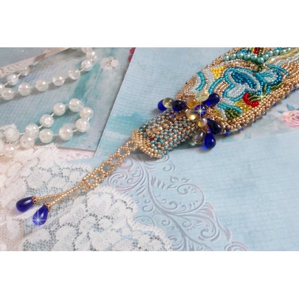 Blauw Gouden Vlinder armband geborduurd met Swarovski kristallen; gladde druppels, facetten, rocailles en een 14 karaat Gold Filled sluiting.