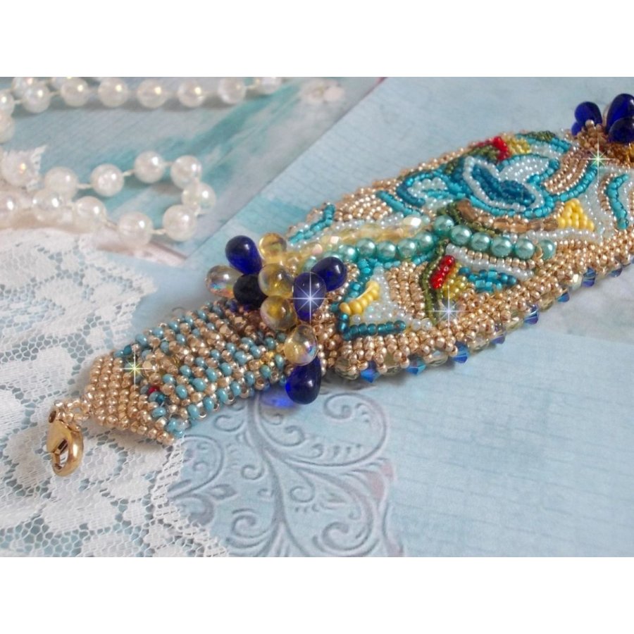 Blauw Gouden Vlinder armband geborduurd met Swarovski kristallen; gladde druppels, facetten, rocailles en een 14 karaat Gold Filled sluiting.