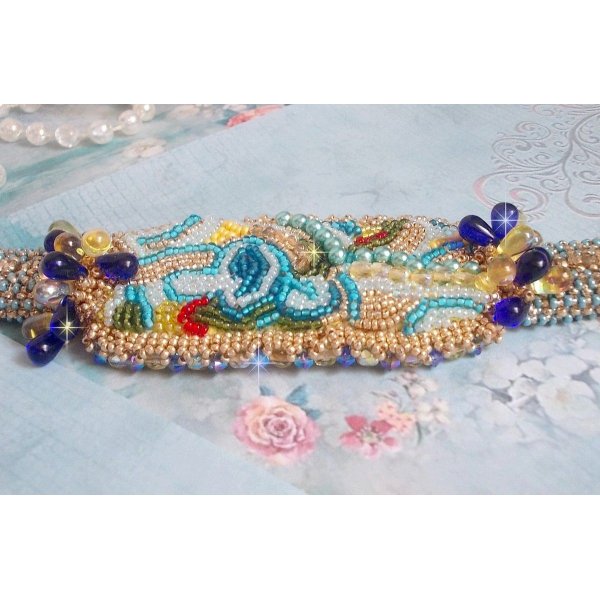 Blauw Gouden Vlinder armband geborduurd met Swarovski kristallen; gladde druppels, facetten, rocailles en een 14 karaat Gold Filled sluiting.