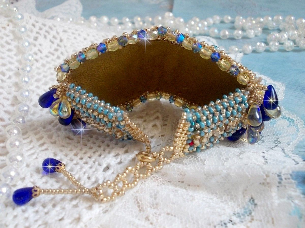 Blauw Gouden Vlinder armband geborduurd met Swarovski kristallen; gladde druppels, facetten, rocailles en een 14 karaat Gold Filled sluiting.
