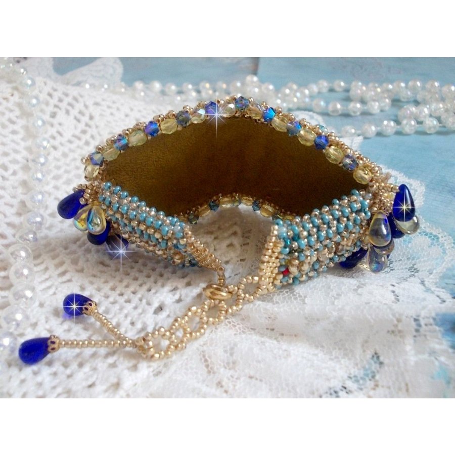 Blauw Gouden Vlinder armband geborduurd met Swarovski kristallen; gladde druppels, facetten, rocailles en een 14 karaat Gold Filled sluiting.