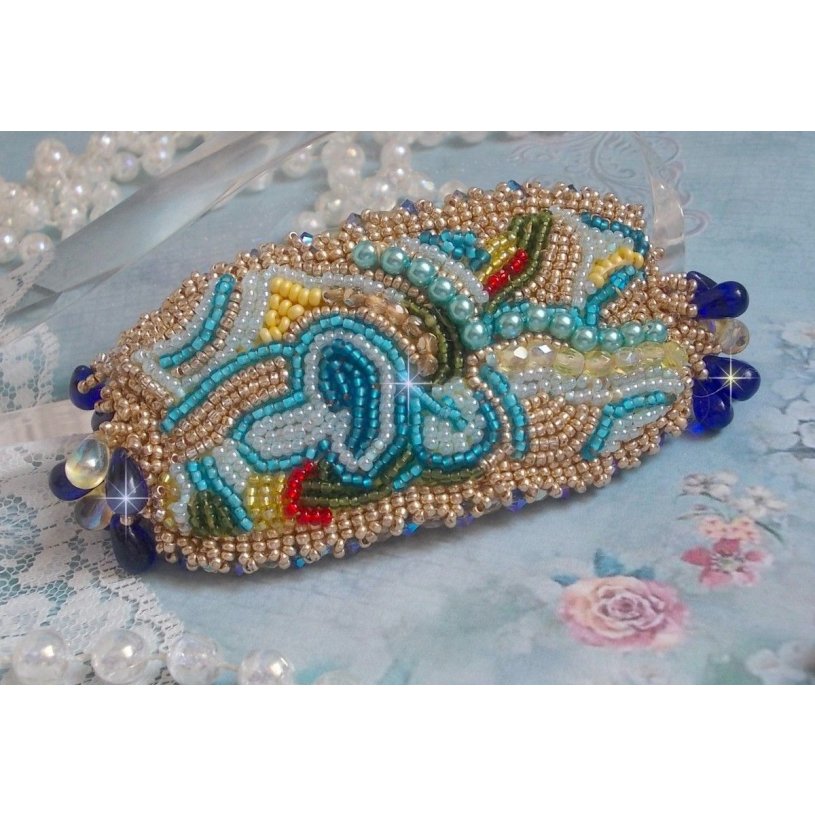 Blauw Gouden Vlinder armband geborduurd met Swarovski kristallen; gladde druppels, facetten, rocailles en een 14 karaat Gold Filled sluiting.
