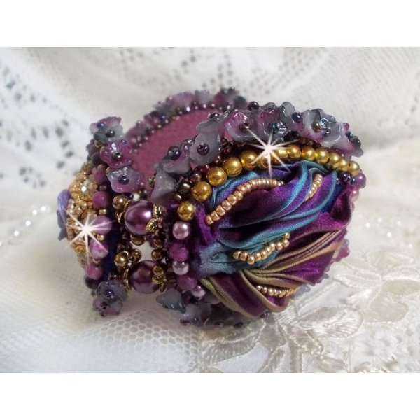 Bracelet La Passionn&eacute;e de Venise brod&eacute; avec un ruban de soie Purple, des pierres semi-pr&eacute;cieuse : Les sugililtes et des rocailles