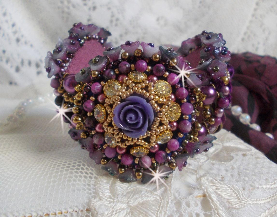 Bracelet La Passionnée de Venise brodé avec un ruban de soie Purple, des pierres semi-précieuse : Les sugililtes et des rocailles