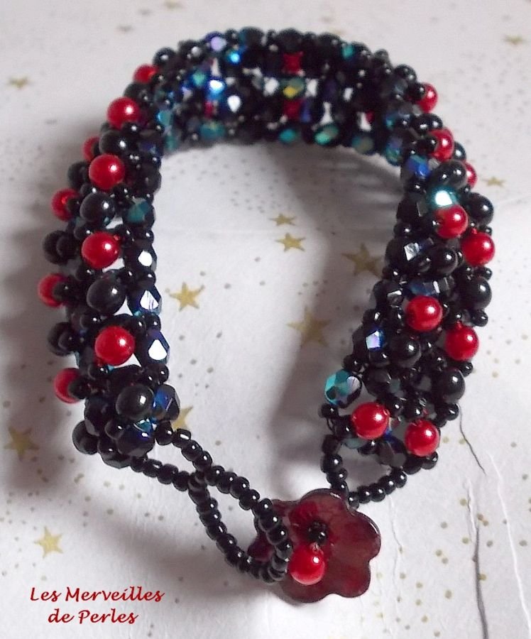 Zwart en rood fluwelen kralenarmband met facetten en parelmoeren glaskralen