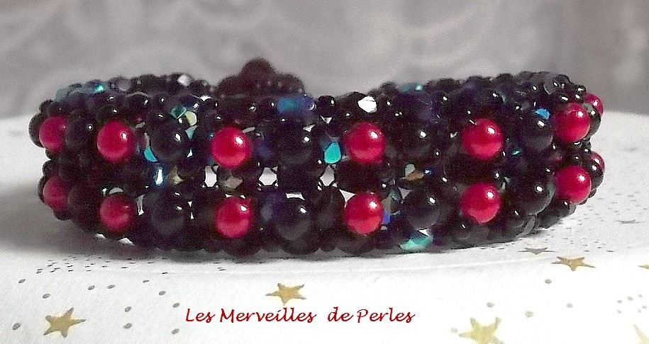 Zwart en rood fluwelen kralenarmband met facetten en parelmoeren glaskralen