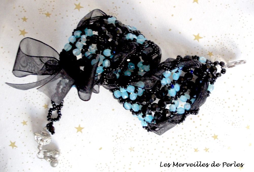 Prestige armband met zwarte en blauwe facetten en organza lint