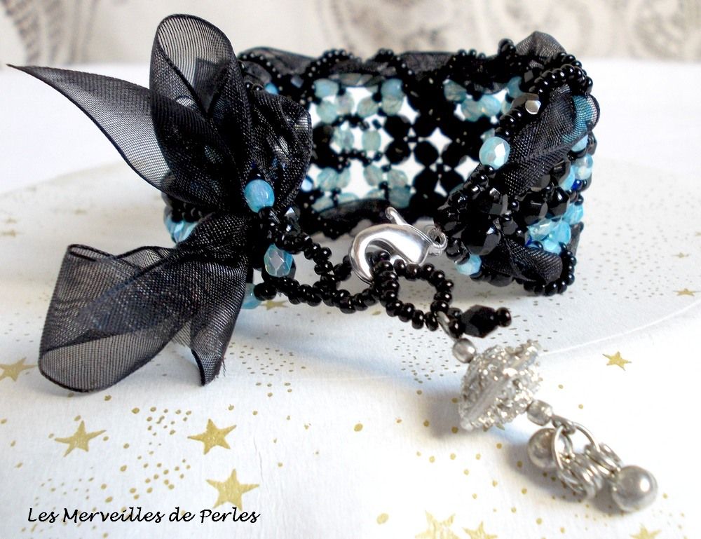 Prestige armband met zwarte en blauwe facetten en organza lint