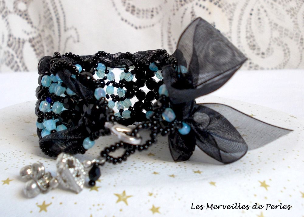 Prestige armband met zwarte en blauwe facetten en organza lint