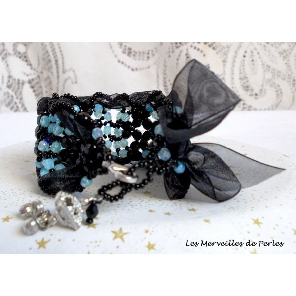 Prestige armband met zwarte en blauwe facetten en organza lint