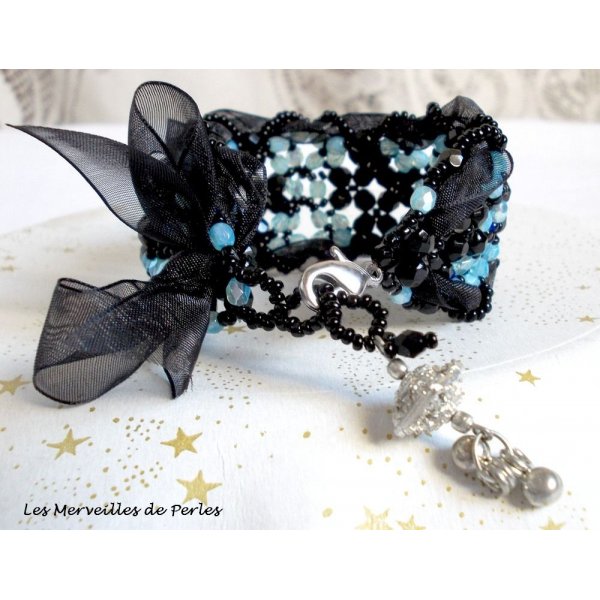 Prestige armband met zwarte en blauwe facetten en organza lint