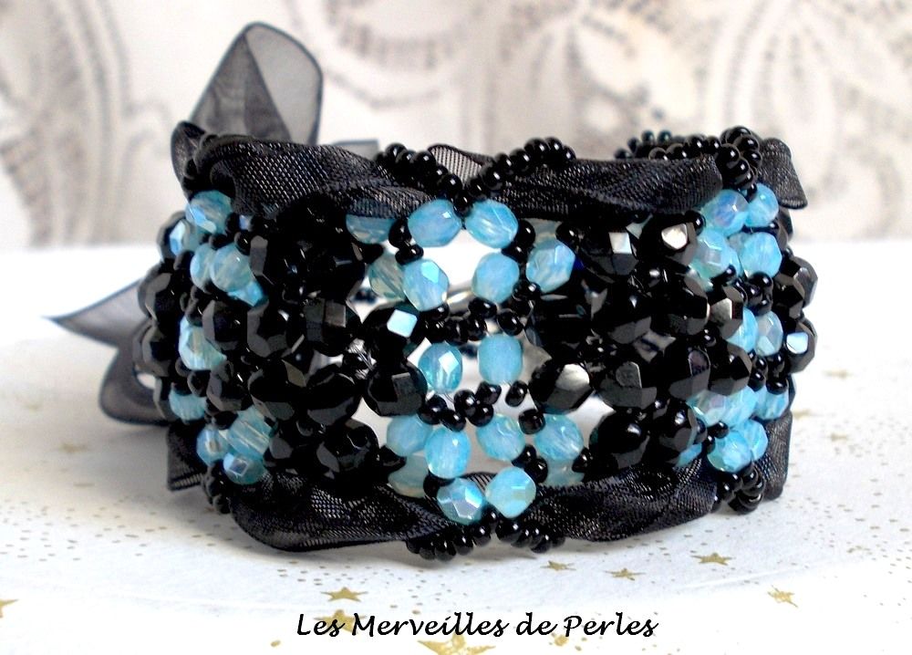 Prestige armband met zwarte en blauwe facetten en organza lint