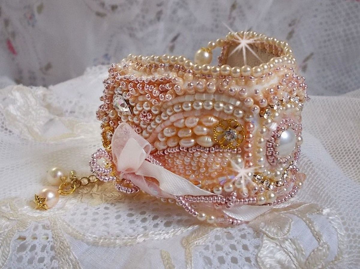 Rijstpoeder manchet armband geborduurd met zoetwater gekweekte parels, parels, rocailles en Swarovski kristallen