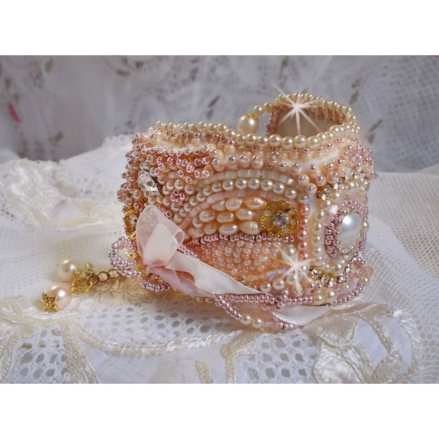 Rijstpoeder manchet armband geborduurd met zoetwater gekweekte parels, parels, rocailles en Swarovski kristallen