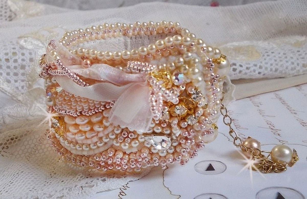 Rijstpoeder manchet armband geborduurd met zoetwater gekweekte parels, parels, rocailles en Swarovski kristallen