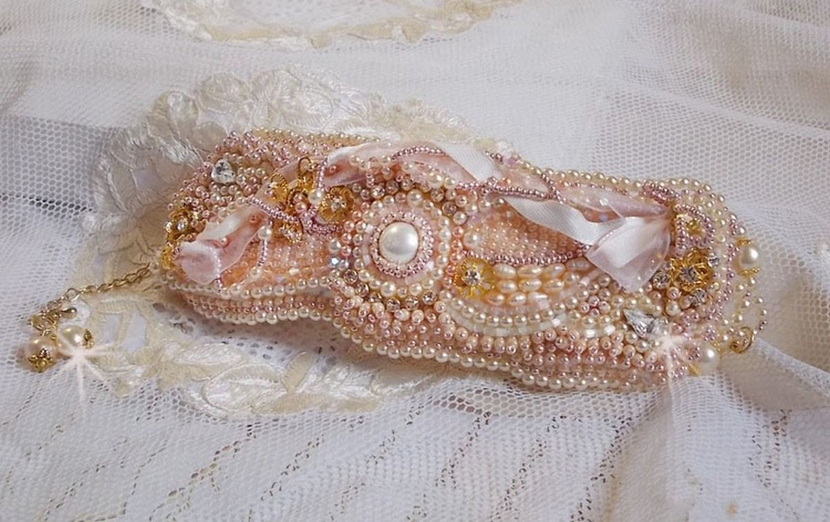 Rijstpoeder manchet armband geborduurd met zoetwater gekweekte parels, parels, rocailles en Swarovski kristallen