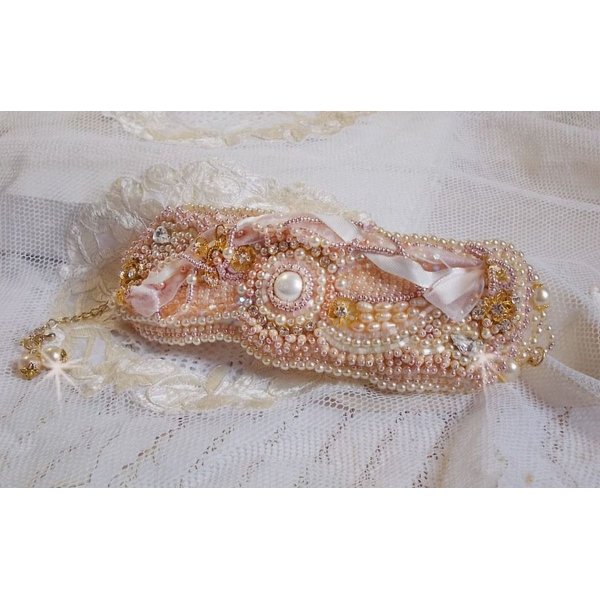 Rijstpoeder manchet armband geborduurd met zoetwater gekweekte parels, parels, rocailles en Swarovski kristallen