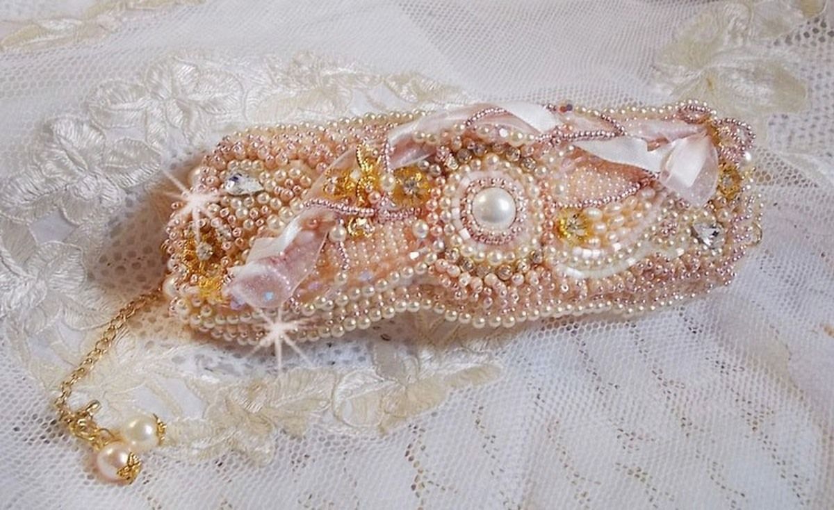 Rijstpoeder manchet armband geborduurd met zoetwater gekweekte parels, parels, rocailles en Swarovski kristallen