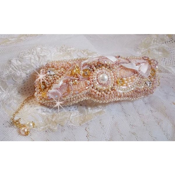 Rijstpoeder manchet armband geborduurd met zoetwater gekweekte parels, parels, rocailles en Swarovski kristallen