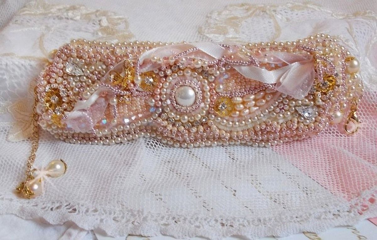 Rijstpoeder manchet armband geborduurd met zoetwater gekweekte parels, parels, rocailles en Swarovski kristallen