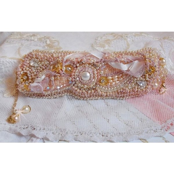 Rijstpoeder manchet armband geborduurd met zoetwater gekweekte parels, parels, rocailles en Swarovski kristallen