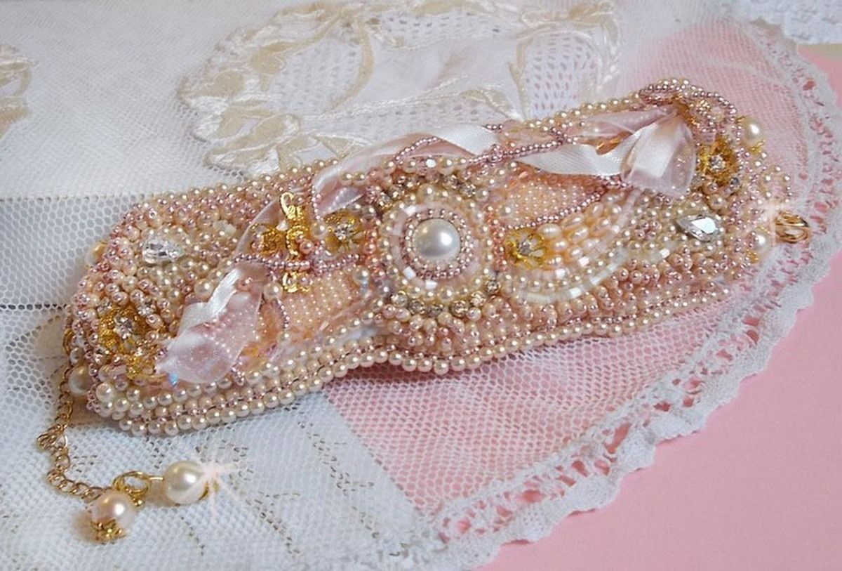 Rijstpoeder manchet armband geborduurd met zoetwater gekweekte parels, parels, rocailles en Swarovski kristallen