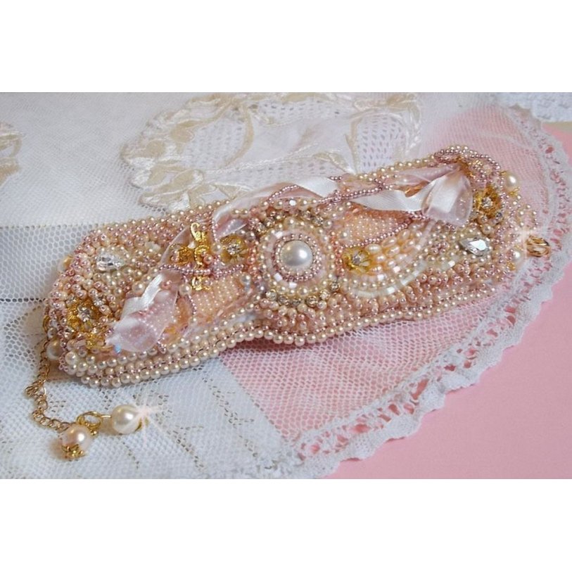 Rijstpoeder manchet armband geborduurd met zoetwater gekweekte parels, parels, rocailles en Swarovski kristallen