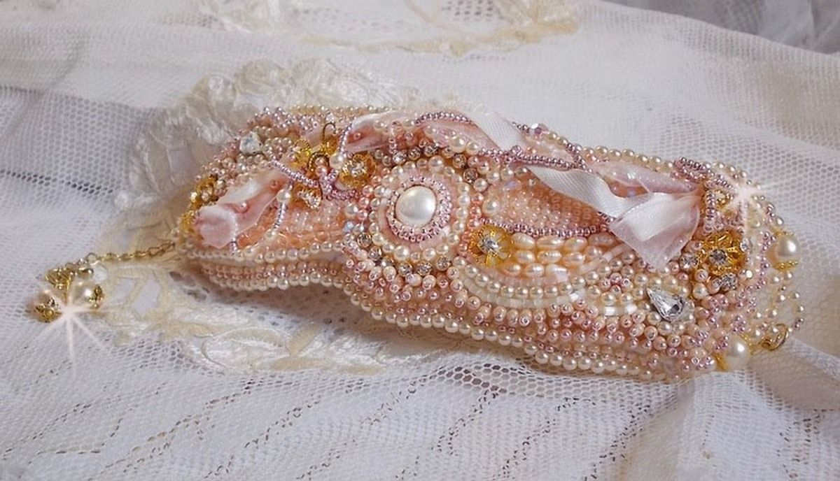 Rijstpoeder manchet armband geborduurd met zoetwater gekweekte parels, parels, rocailles en Swarovski kristallen