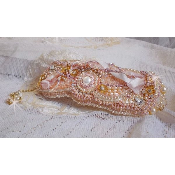 Rijstpoeder manchet armband geborduurd met zoetwater gekweekte parels, parels, rocailles en Swarovski kristallen