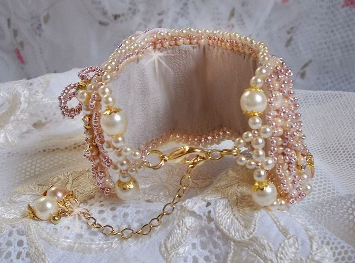 Rijstpoeder manchet armband geborduurd met zoetwater gekweekte parels, parels, rocailles en Swarovski kristallen