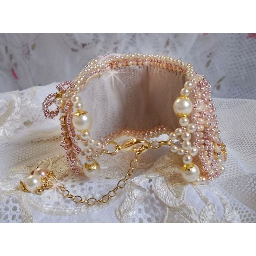 Rijstpoeder manchet armband geborduurd met zoetwater gekweekte parels, parels, rocailles en Swarovski kristallen