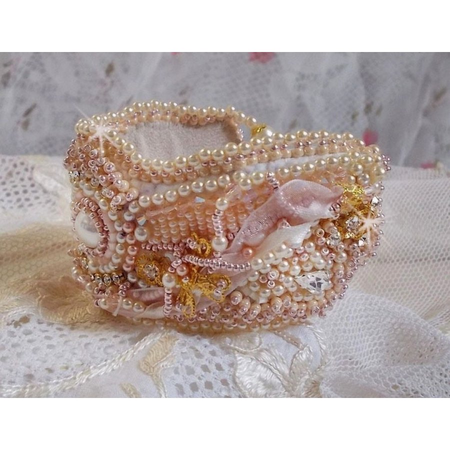 Rijstpoeder manchet armband geborduurd met zoetwater gekweekte parels, parels, rocailles en Swarovski kristallen