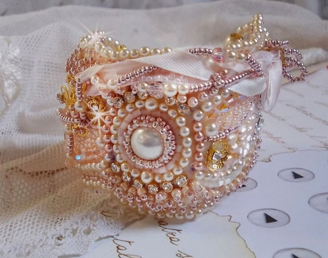 Rijstpoeder manchet armband geborduurd met zoetwater gekweekte parels, parels, rocailles en Swarovski kristallen