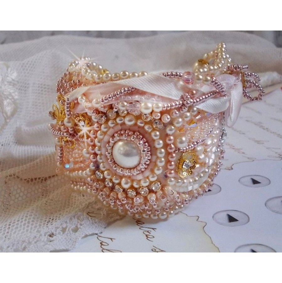 Rijstpoeder manchet armband geborduurd met zoetwater gekweekte parels, parels, rocailles en Swarovski kristallen