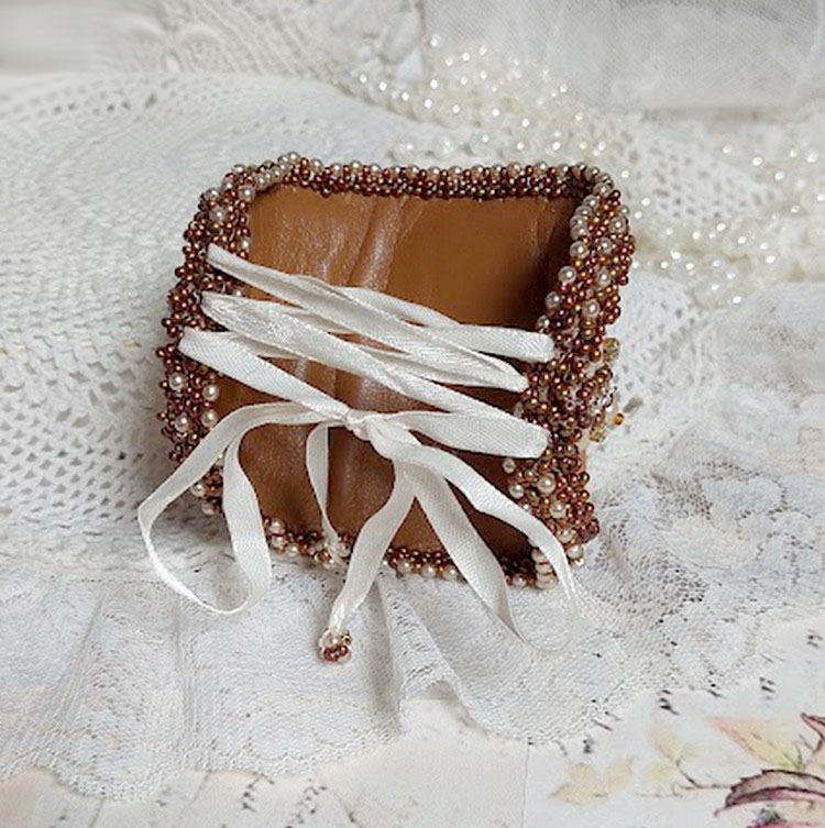 Reflets de Rosée manchet armband geborduurd met parels, Swarovski kristallen, rocailles en antiek kant