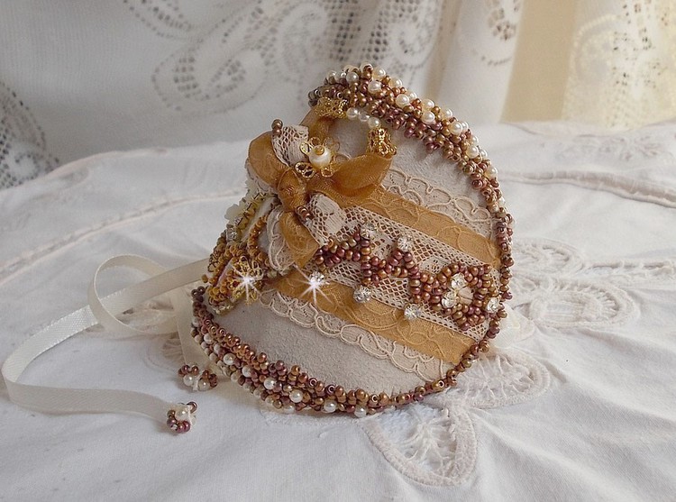 Reflets de Rosée manchet armband geborduurd met parels, Swarovski kristallen, rocailles en antiek kant