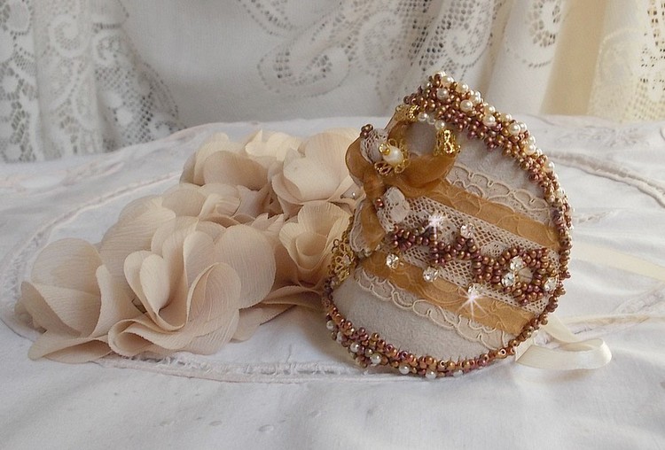 Reflets de Rosée manchet armband geborduurd met parels, Swarovski kristallen, rocailles en antiek kant