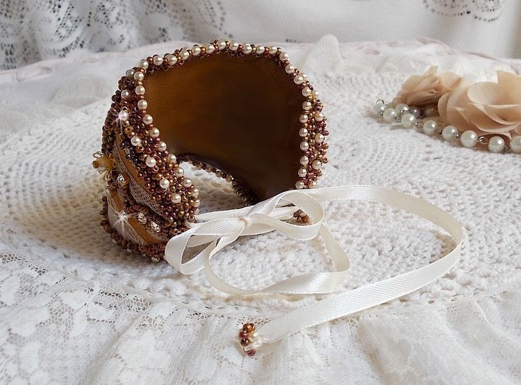 Reflets de Rosée manchet armband geborduurd met parels, Swarovski kristallen, rocailles en antiek kant