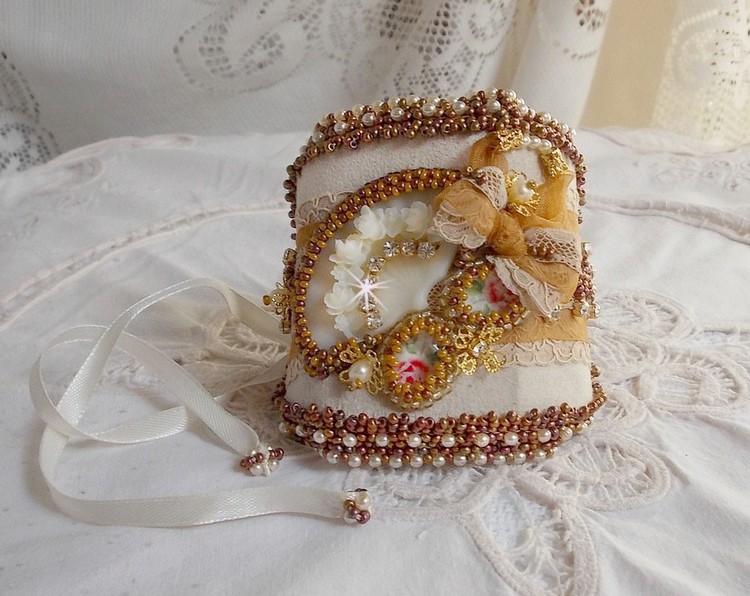 Reflets de Rosée manchet armband geborduurd met parels, Swarovski kristallen, rocailles en antiek kant