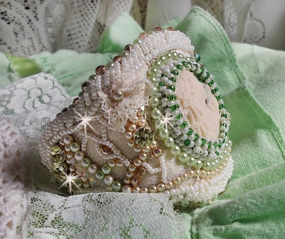 Verleidingsarmband met kant, Victoriaanse hars cabochon, facetten en rocailles
