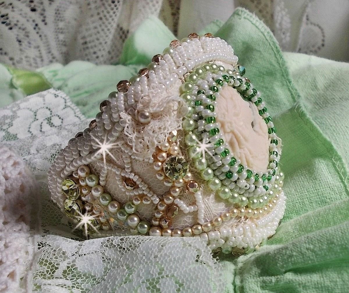 Verleidingsarmband met kant, Victoriaanse hars cabochon, facetten en rocailles