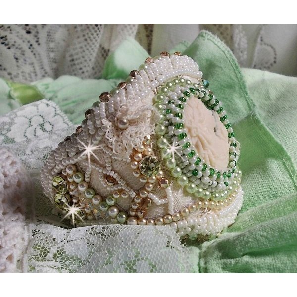 Verleidingsarmband met kant, Victoriaanse hars cabochon, facetten en rocailles