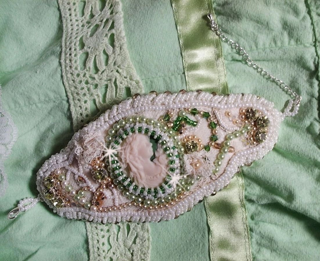 Verleidingsarmband met kant, Victoriaanse hars cabochon, facetten en rocailles