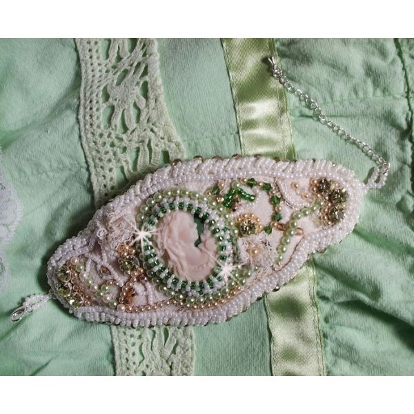 Verleidingsarmband met kant, Victoriaanse hars cabochon, facetten en rocailles