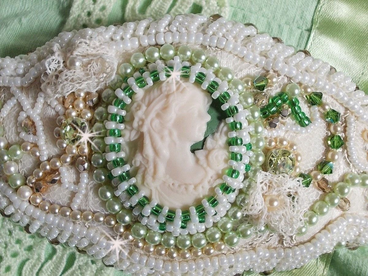 Verleidingsarmband met kant, Victoriaanse hars cabochon, facetten en rocailles
