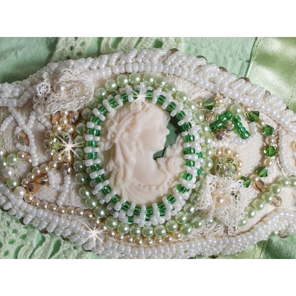 Verleidingsarmband met kant, Victoriaanse hars cabochon, facetten en rocailles